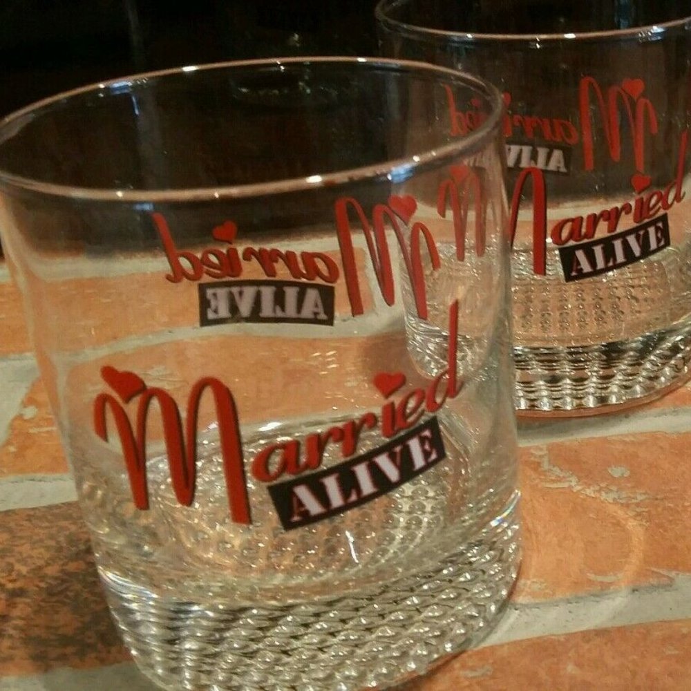 MARRIED ALIVE Cocktail Bar Rock Wine Glasses LOVE SET 4 RARE Broadway Show Humor